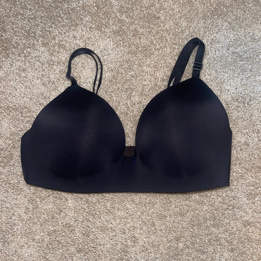 VICTORIA’S SECRET the tshirt
Lightly-Lined Wireless Bra 34D